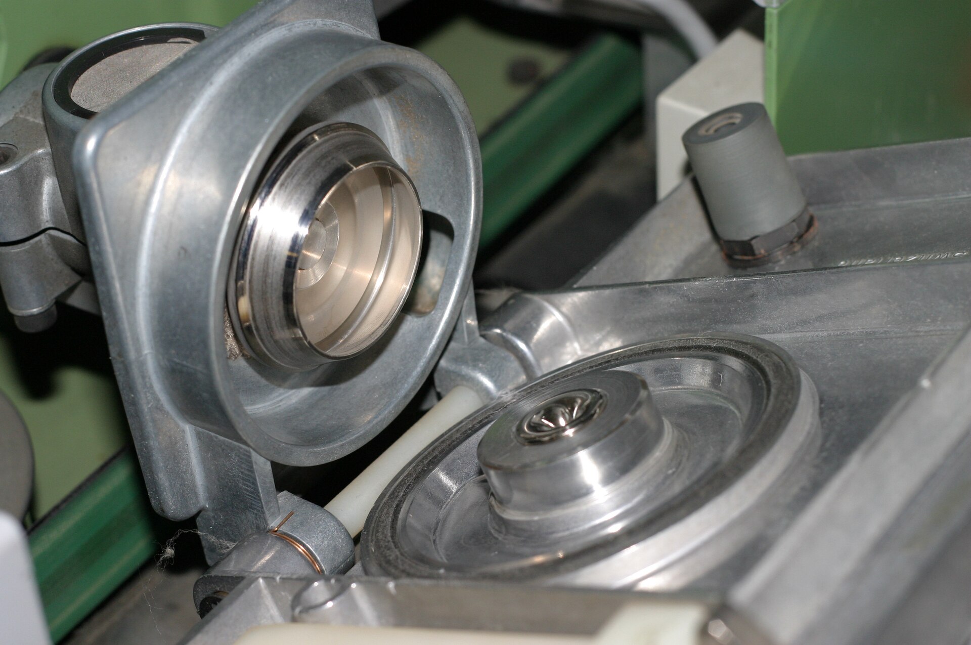 Close view of an open-end rotor spinning unit
